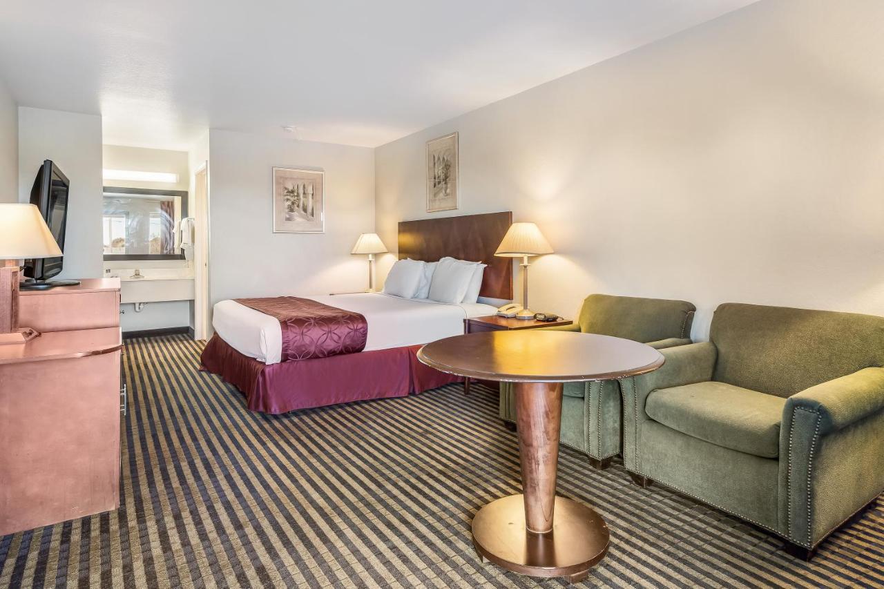 Americas Best Value Inn Нью Браунфелс Номер фото